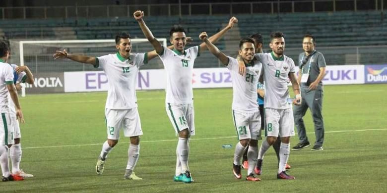 Pemain tim nasional Indonesia merayakan keberhasilan lolos ke semifinal Piala AFF 2016. 