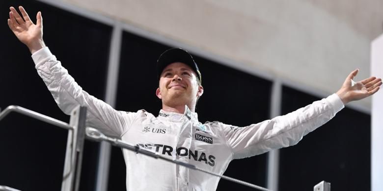 Pebalap Mercedes AMG Petronas F1 Team asal Jerman, Nico Rosberg, merayakan keberhasilannya menjadi juara dunia Formula 1 2016 setelah finis di urutan kedua pada balapan GP Abu Dhabi di Sirkuit Yas Marina, Minggu (27/11/2016).