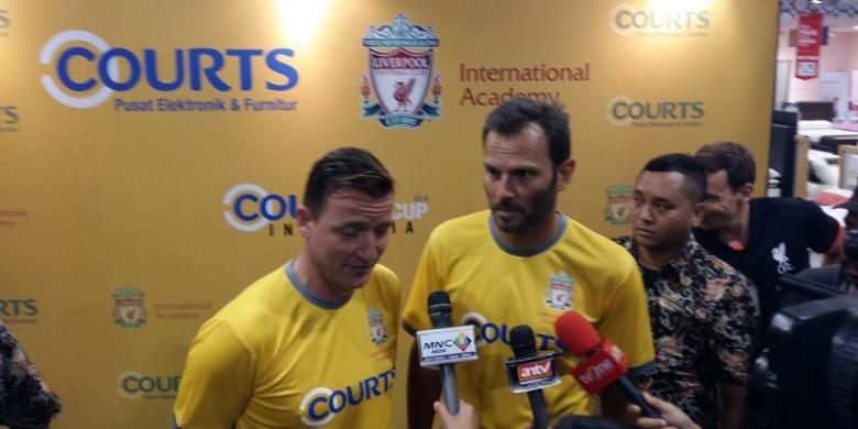 Dua pemain legendaris Liverpool, Vladimir Smicer (kiri) dan Patrik Berger, menjalani sesi wawancara dengan awak media, di Courts Megastore Kota Harapan Indah, Bekasi, Minggu (27/11/2016).