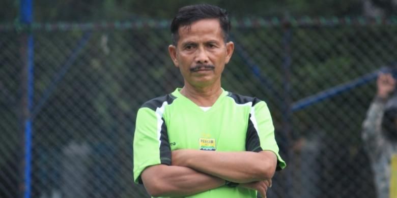 Pelatih Persib Bandung Djadjang Nurjaman saat memimpin latihan Persib di Lapangan Ciujung, Jalan Supratman, Senin (28/11/2016). KOMPAS.com/DENDI RAMDHANI 