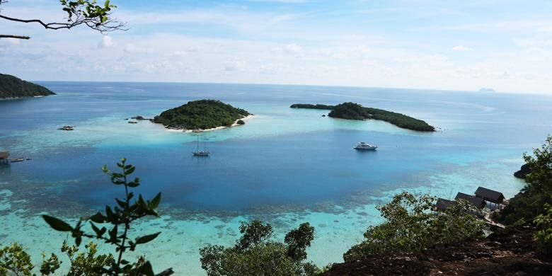 Panorama perairan Pulau Bawah di Kabupaten Kepulauan Anambas, Provinsi Riau.