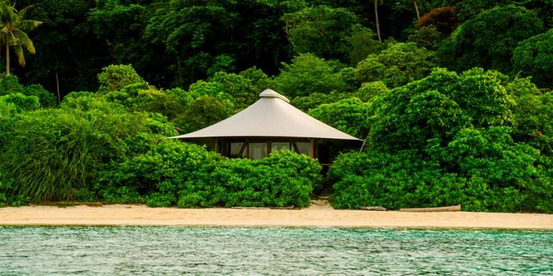 Tent Villa dari resor Pulau Bawah di Kabupaten Kepulauan Anambas.