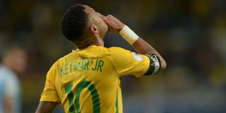 Penyerang Brasil, Neymar, beraksi dalam pertandingan Kualifikasi Piala Dunia 2018 zona Amerika Selatan kontra Argentina di Belo Horizonte, 10 November 2016.