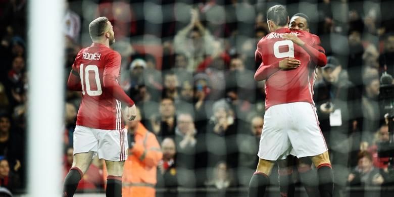 Penyerang Manchester United, Anthony Martial (kanan), merayakan gol bersama rekannya, Zlatan Ibrahimovic (tengah) dan Wayne Rooney pada pertandingan perempat final Piala Liga Inggris melawan West Ham United di Stadion Old Trafford, Rabu (30/11/2016). 