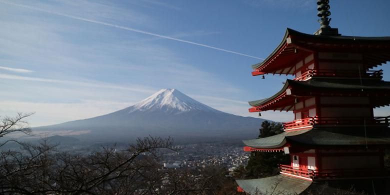 Gunung Fuji dengan latar belakang Pagoda Chureito di Prefektur Yamanashi, Jepang, Rabu (30/11/2016).