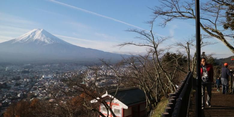 Gunung Fuji dengan latar belakang Pagoda Chureito di Prefektur Yamanashi, Jepang, Rabu (30/11/2016).