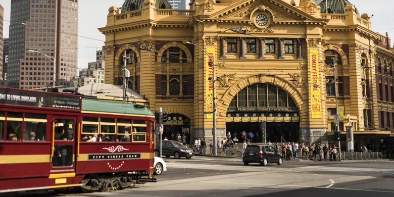 Album foto liburan Anda belum lengkap bila belum berpose dengan tram yang jadi ikon transportasi di Kota Melbourne.