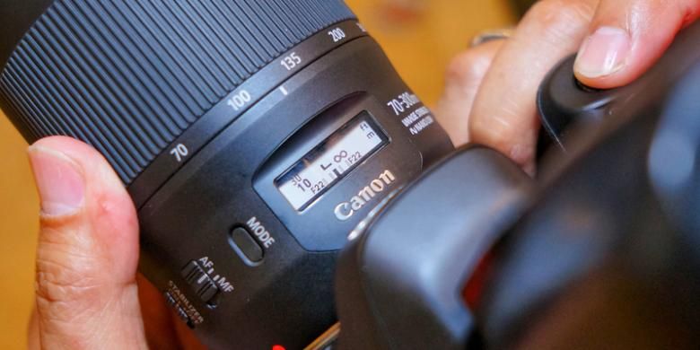 Lensa Canon EF 70-300mm F4-5.6 IS USM II dengan fitur layar LCD.