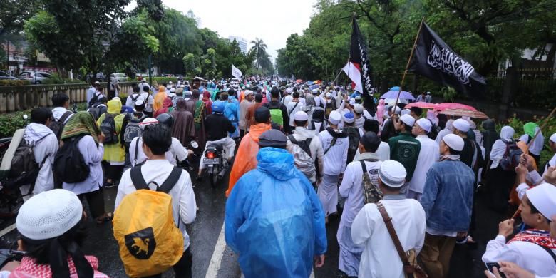 Para pengunjuk rasa mulai berjalan pulang usai melakukan aksi 212 atau doa bersama 2 Desember, di Jakarta, Jumat (2/12/2016). Selain mendoakan kesatuan Indonesia, massa juga mendesak pihak terkait agar segera menuntaskan kasus dugaan penistaan agama