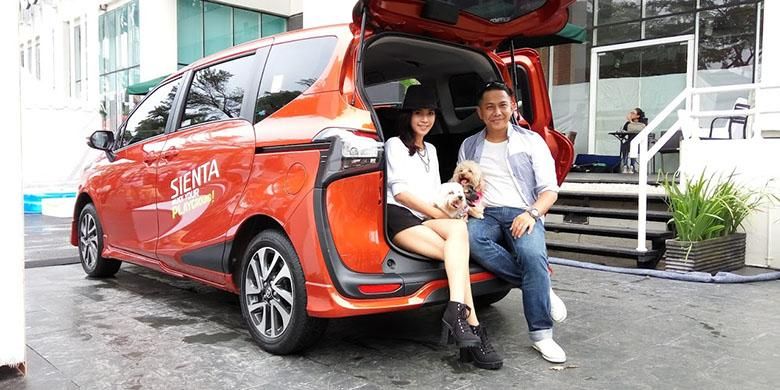 Yeslin Wang dan sang suami Delon, butuh mobil dengan kabin lapang seperti Sienta