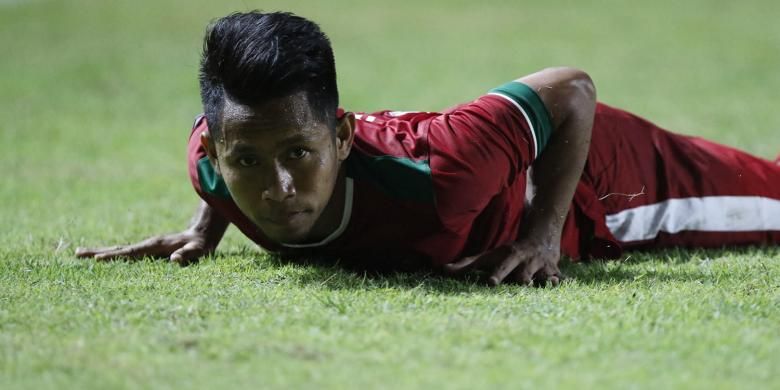 Pesepak bola Indonesia Andik Vermansah terjatuh pada semi final putaran pertama AFF Suzuki Cup 2016 di Stadion Pakansari, Kabupaten Bogor, Jawa Barat, Sabtu (3/12/2016). Indonesia memang atas Vietnam dengan skor 2-1.
