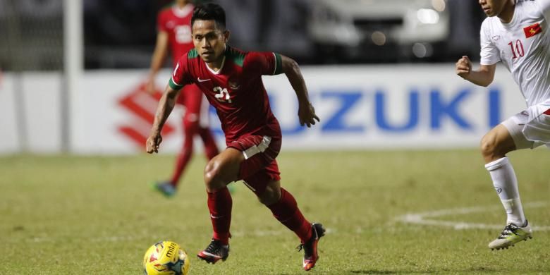 Pesepak bola Indonesia Andik Vermansah menggiring bola pada semi final putaran pertama AFF Suzuki Cup 2016 di Stadion Pakansari, Kabupaten Bogor, Jawa Barat, Sabtu (3/12/2016). Indonesia memang atas Vietnam dengan skor 2-1.