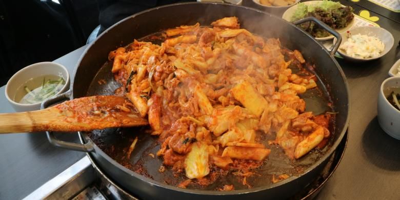 Ayam masak saus pedas yang dimasak di atas penggorengan besar. Setelah habis, biasanya Dak Galbi dioseng dengan nasi sehingga menjadi nasi goreng pedas. 