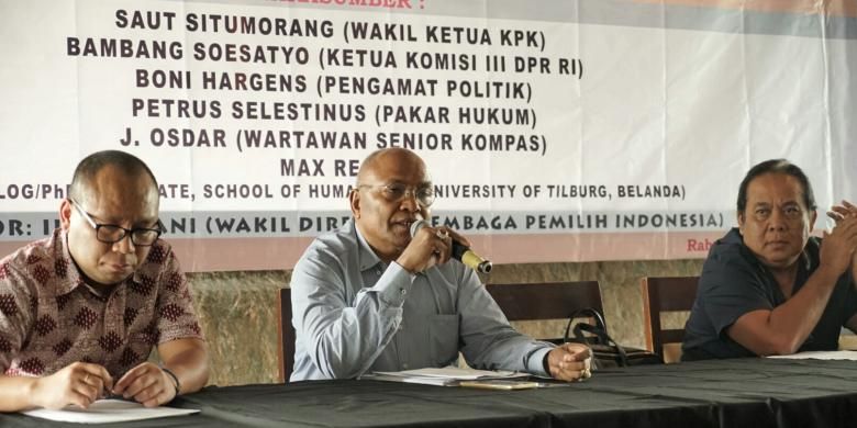 (Ki-ka) Sosiolog Max Regus, Pengamat Hukum Petrus Selestinus dan wartawan senior Kompas J. Osdar, dalam sebuah diskusi Lembaga Pemilih Indonesia (LPI) bertajuk Korupsi dan Kekuasaan di kawasan Cikini, Jakarta Pusat, Rabu (7/12/2016).