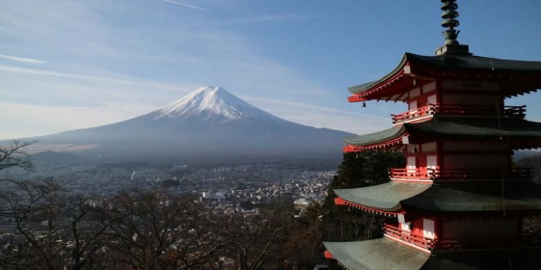 Gunung Fuji dengan latar belakang Pagoda Chureito di Prefektur Yamanashi, Jepang, Rabu (30/11/2016). 
