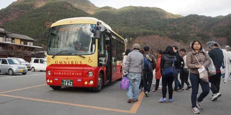 Bus wisatawan di Taman Oishi, Prefektur Yamanashi, Jepang, Rabu (30/11/2016). Dari taman ini, wisatawan bisa menyaksikan Gunung Fuji dan Danau Kawaguchiko.