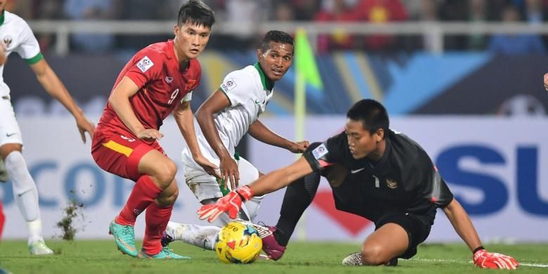 Kurnia Meiga mengamankan gawangnya dari serangan pemain Vietnam pada semifinal Piala AFF 2016, Rabu (7/12/2016).