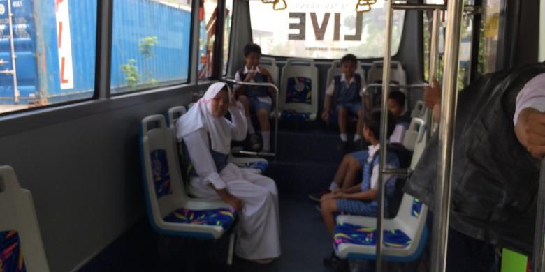 Anak-anak sekolah naik Bus Rapid Transit (BRT) Tangerang, Tangerang, Kamis (8/12/2016).