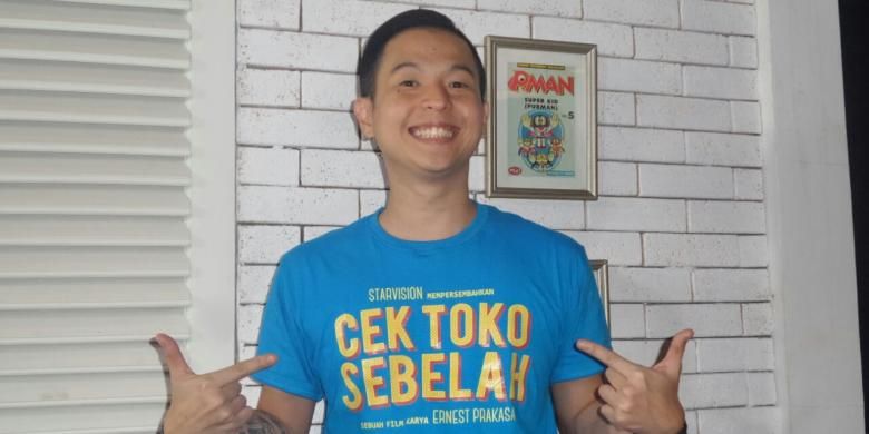 Ernest Prakasa menggelar peluncuran trailer film Cek Toko Sebelah yang disutradarainya di Comic Shop, di kawasan Tebet, Jakarta Selatan, Kamis (8/12/2016).