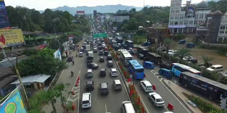 Antrian kendaraan terjadi di Simpang Gadog, Ciawi, Bogor, Jawa Barat, Sabtu (10/12/2016).