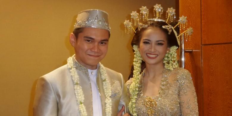 Acha Septriasa dan suaminya, Vicky Kharisma, setelah menjalani prosesi akad nikah di Hotel Le Meridian, Sudirman, Jakarta Pusat, Minggu (11/12/2016).