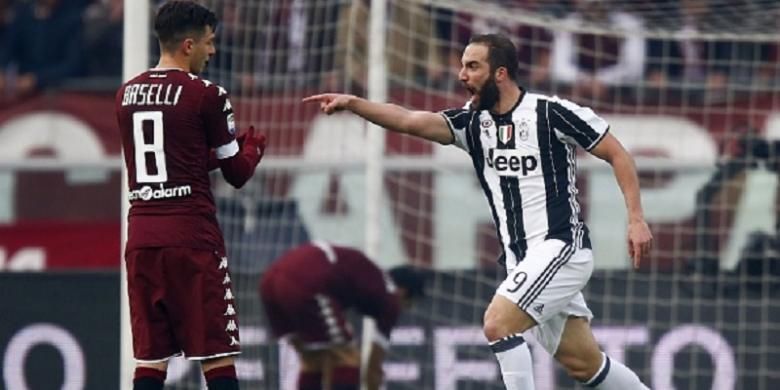 Gonzalo Higuain merayakan gol pertama Juventus ke gawang Torino pada pertandingan Serie A di Olimpico Turin, Minggu (11/12/2016).