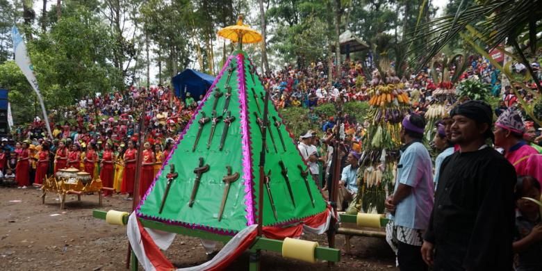 Beberapa pusaka yang dikirab menuju Rowo Bayu, Banyuwangi, Minggu (11/12/2016). Setelah sampai di Rowo Bayu, mereka menggelar drama kolosal Perang Puputan Bayu yang menceritakan perjuangan rakyat Blambangan melawan Belanda dipimpin oleh Pangeran Jogopati.