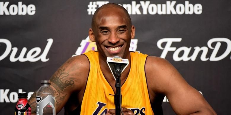 Pebasket Los Angeles Lakers, Kobe Bryant, saat menghadiri sesi konferensi pers pasca pertandingan melawan Utah Jazz di Staples Center, Los Angeles, California, Rabu (13/4/2016) malam waktu setempat atau Kamis WIB.