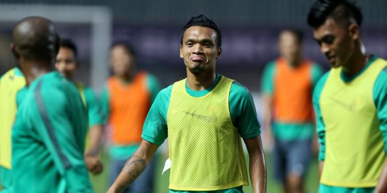 Pemain timnas Indonesia Ferdinand Sinaga berlatih di Stadion Pakansari, Cibinong, Bogor, Jawa Barat, Selasa (13/12/2016). Indonesia akan betanding melawan Thailand pada final Piala AFF Suzuki Cup 2016 leg pertama di Stadion Pakan sari, Rabu (14/12/2016).