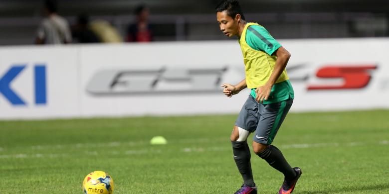 Pemain timnas Indonesia Evan Dimas berlatih di Stadion Pakansari, Cibinong, Bogor, Jawa Barat, Selasa (13/12/2016). Indonesia akan betanding melawan Thailand pada final Piala AFF Suzuki Cup 2016 leg pertama di Stadion Pakan sari, Rabu (14/12/2016).