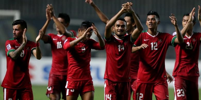 Gelandang tim nasional Indonesia, Rizky Pora (nomor 14), menjadi salah satu pencetak gol timnya ke gawang Thailand, pada final pertama Piala AFF 2016, di Stadion Pakansari, Kabupaten Bogor, Rabu (14/12/2016).