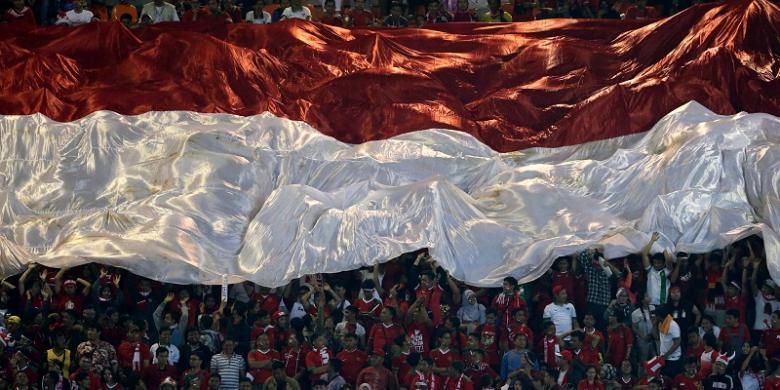 Suporter timnas Indonesia memberi dukungan saat pertandingan laga final Piala AFF Suzuki Cup 2016 leg pertama melawan Thailand di Stadion Pakansari, Cibinong, Bogor, Jawa Barat, Rabu (14/12/2016). Indonesia menang 2-1 atas Thailand dan akan bertanding di final Piala AFF Suzuki Cup 2016 leg kedua di Stadion Rajamangala, Thailand, Sabtu (17/12/2016) mendatang.