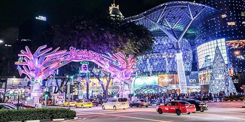 Orchard Road jadi jalanan paling gemerlap dan penuh diskon di Singapura selama bulan Desember.
