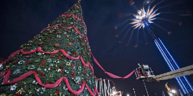 Pohon Natal tertinggi di Baghdad, ibu kota Irak, dibuat setinggi 26 meter.