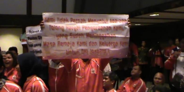 Sejumlah atlet DKI Jakarta yang mengikuti Pekan Olahraga Nasional (PON) 2016 di Jawa Barat saat berujuk rasa saat acara pemberian penghargaan kepada atlet yang berprestasi pada PON dan PEPARNAS 2016 Jawa Barat di Balai Kota DKI Jakarta, Jumat (16/12/2016) malam.