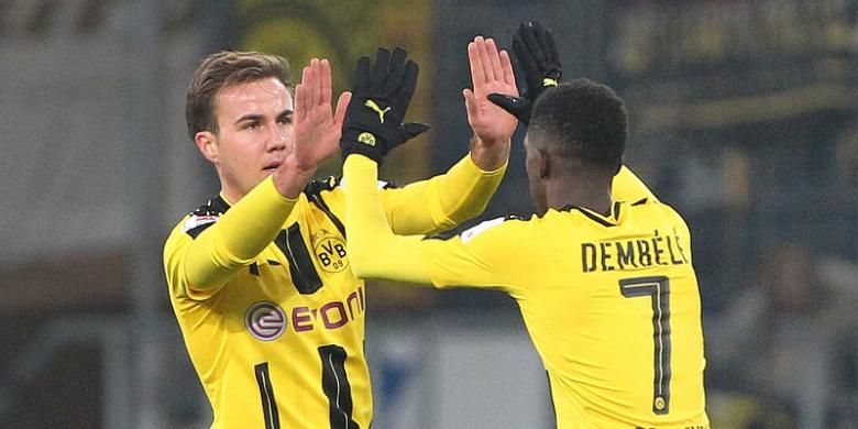 Dua pemain Borussia Dortmund, Mario Goetze (kiri) dan Ousmane Dembele, merayakan gol ke gawang Hoffenheaim, dalam lanjutan Bundesliga, di WIRSOL Rhein-Neckar-Arena, Jumat (16/12/2016) waktu setempat. 