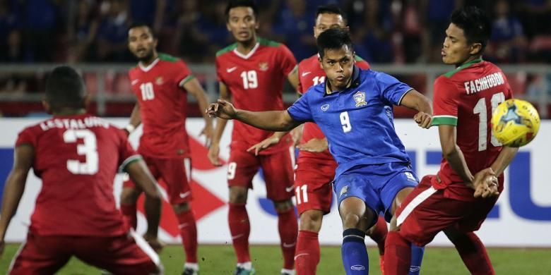 Pemain Thailand Siroch Chatthong (biru) menendang bola hingga membobol gawang Indonesia dalam laga final Piala AFF di Bangkok, Thailand, Sabtu (17/12/2016). AP PHOTO / WASON WANICHAKORN