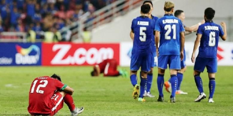 Striker timnas Indonesia, Lerby Eliandry, tertunduk saat wasit meniup peluit panjang pertanda akhir laga kedua final Piala AFF 2016 di Stadion Rajamangala, Bangkok, Thailand, Sabtu (17/2/2016) malam. 