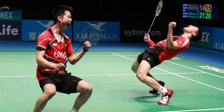 Pasangan ganda putra Indonesia, Marcus Fernaldi Gideon (kanan) dan Kevin Sanjaya Sukamuljo, melakukan selebrasi setelah memenangi laga babak final Australia Terbuka 2016 atas rekan senegara, Angga Pratama/Ricky Karanda Suwardi. Laga yang digelar di Sydney Olympic Park, Minggu (12/6/2016), itu dimenangi Marcus/Kevin dengan 21-14, 21-15.