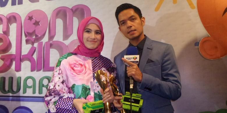 Artis peran Alyssa Soebandono dan sang suami, Dude Harlino saat diabadikan dalam acara Mom & Kids Awards 2016 di MNC Tower, Kebon Jeruk, Jakarta Barat, Senin (19/12/2016).