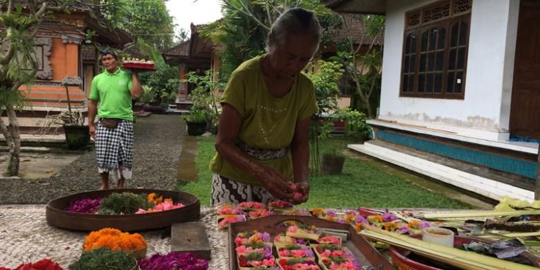 Proses membuat canang di Rumah Desa, Kabupaten Tabanan, Bali, Sabtu (17/12/2016).