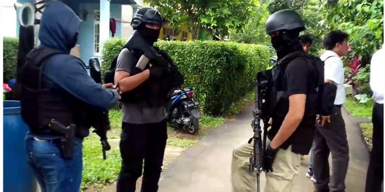 Anggota Densus 88 sedang mendekati sebuah rumah yang dihuni terduga teroris di Setu, Tangerang Selatan, Rabu (21/12/2016).