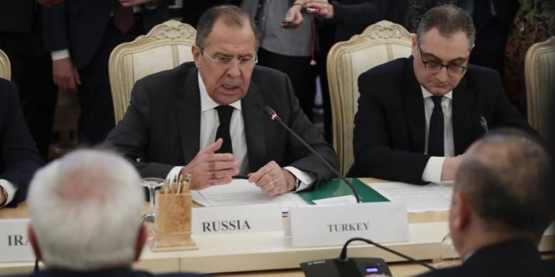 Menteri Luar Negeri Rusia, Sergey Lavrov (tengah) dalam pertemuan yang dihadiri Menlu Turki Mevlut Cavusoglu (kanan, membelakangi kamera), Menlu Iran Mohammad Javad Zarif (kiri, membelakangi kamera) di Moskwa, Rusia, Selasa (20/12/2016). Amerika Serikat absen dalam pertemuan yang membahas konflik Suriah itu.