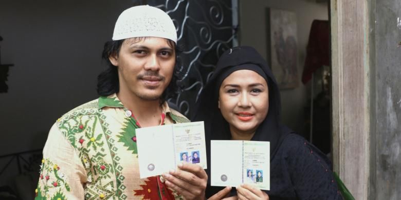 Ria Irawan dan Mayky Wongkar memperlihatkan buku nikah mereka kepada para wartawan di sela acara syukuran pernikahan mereka di kediaman mereka di kawasan Lebak Bulus, Jakarta Selatan, pada Jumat (23/12/2016) siang.
