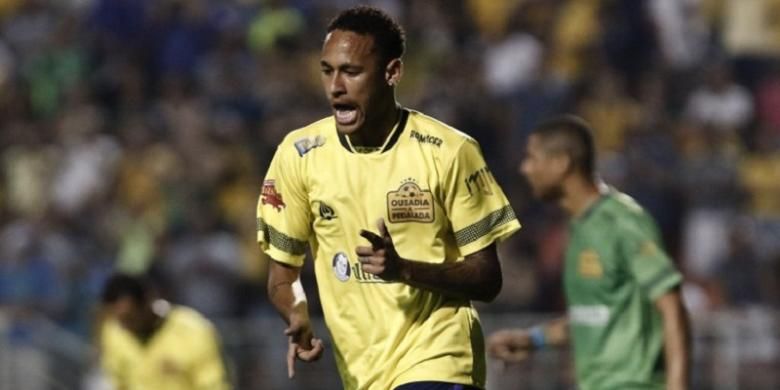 Neymar melakukan selebrasi seusai mencetak gol untuk timnya dalam laga persabatan untuk Chapecoense, di Stadion Pacaembu, Sao Paolo, Kamis (22/12/2016).