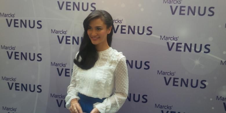Aktris cantik Atiqah Hasiholan didapuk menjadi brand ambassador baru kosmetik  Venus, salah satu produk perusahaan BUMN Kimia Farma. 