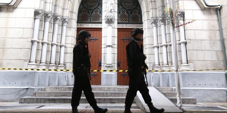 Petugas kepolisian melakukan penyisiran di sekitar Gereja Katedral sebelum ibadah Misa malam natal, Jakarta, Sabtu (24/12/2016). Sterilisasi dilakukan untuk memberikan pengamanan kepada jamaat yang melakukan ibadah natal malam nanti.