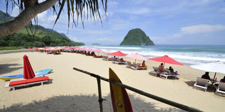 Pantai Pulau Merah di Pesanggaran, Kabupaten Banyuwangi, Jawa Timur.