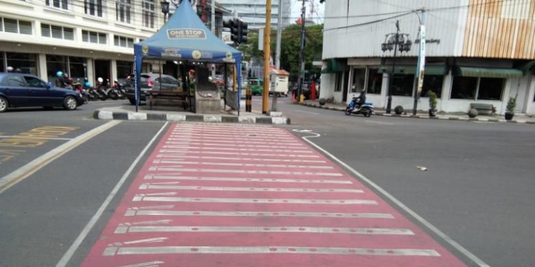 Zebrq cross bergambar suling dI Jalan Braga, Bandung. 
