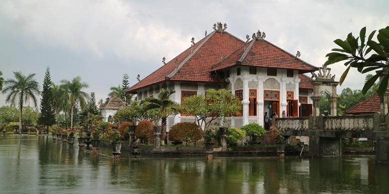 Taman yang kerap disebut Water Palace ini dibangun pada 1909 di bawah pemerintahan Raja Karangasem yang terakhir bertahta. 